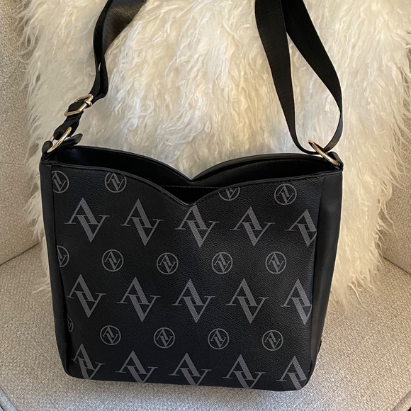 Adrienne Vittadini Signature Collection Handbag - Picture 2 of 8